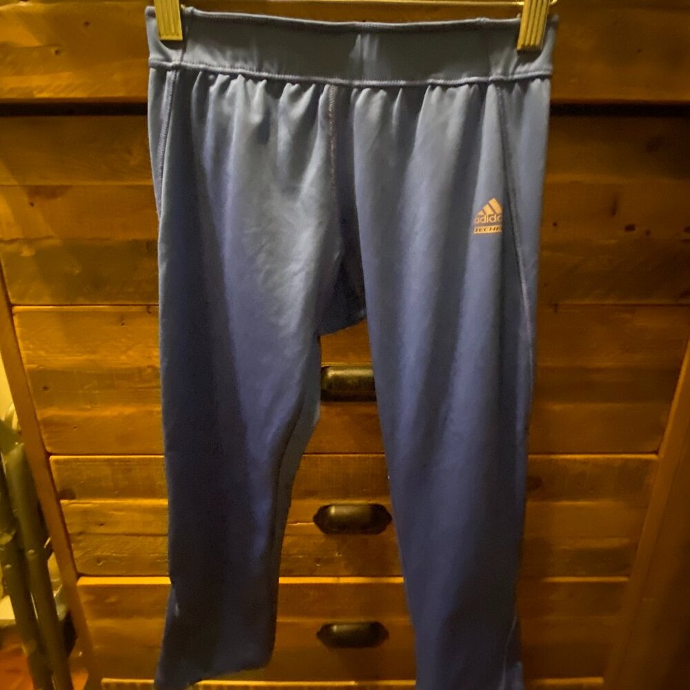 ADDIAS CROP CLIMALITE LEGGINGS. SZ SMALL